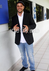 Saat itu, Maher pun terlihat santai dengan mengenakan blazer hitam dan celana jeans. Gus Mun/detikcom.