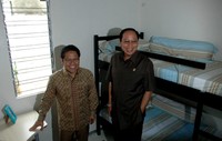 Menteri Tenaga Kerja dan Transmigrasi Muhaimin Iskandar dan Menteri Perumahan Rakyat Djan Faridz meninjau rumah contoh bagi pekerja/buruh di kantor Kemenpera, Jakarta. (Humas Kemenpera).