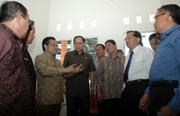 Menteri Tenaga Kerja dan Transmigrasi Muhaimin Iskandar berbincang dengan Menteri Perumahan Rakyat Djan Faridz disela-sela peninjauan rumah contoh untuk buruh. (Humas Kemenpera).