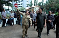 Menteri Tenaga Kerja dan Transmigrasi Muhaimin Iskandar dan Menteri Perumahan Rakyat Djan Faridz berjalan meninggalkan rumah contoh yang ditinjaunya. (Humas Kemenpera).