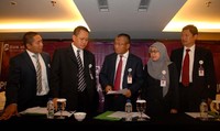 Direktu Utama PT Bank Muamalat Indonesia Tbk (BMI) Arviyan Arifin (tengah) bersama Direktur Retail banking Bank Muamalat Adrian A. Gunadi, Direktur Compliance and Risk Management Bank Muamalat Andi Buchari, Direktur Korporasi bank Muamalat Luluk Mahfudah dan Direktur Keuangan Bank Muamalat Hendiarto berbincang usai pemaparan kinerja keuangan Bank Muamalat. (Dok Muamalat)