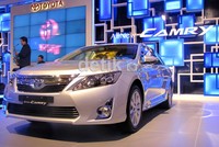 Selain mobil bermesin bensin konvensional, Toyota meluncurkan Camry hybrid. Dengan hybrid konsumsi BBM Camry menjadi lebih irit 25 persen.