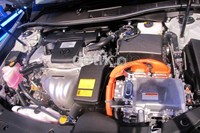 Camry hybrid menggunakan mesin 2AR-FXE berkapasitas 2.500 cc yang dipadukan dengan motor listrik yang dinamai Permanent Magnet Synchronous Motor.