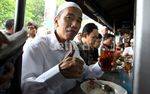 Cagub Jokowi Makan Siang di Warteg