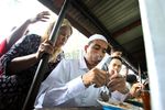 Cagub Jokowi Makan Siang di Warteg