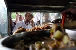 Cagub Jokowi Makan Siang di Warteg