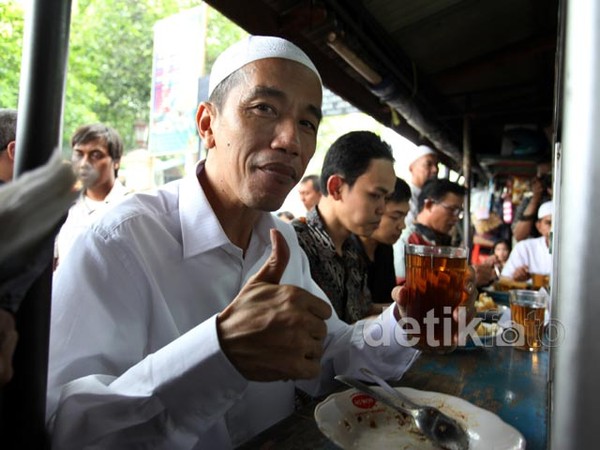 Cagub Jokowi Makan Siang di Warteg