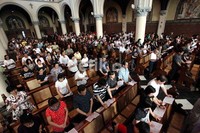 Ratusan umat Kristiani melakukan prosesi doa, sebelum ritual ibadah jalan salib di Gereja Katedral, Jakarta Pusat.