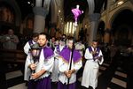 Jumat Agung, Umat Kristiani Padati Katedral