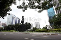 Arus lalu lintas di Jalan Jenderal Sudirman, Jakarta Pusat, terpantau lengang.