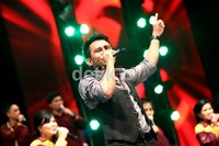 Judika tampak menghayati lagu.