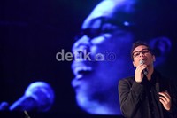 Sammy dengan suara merdunya juga menghibur hadirin.