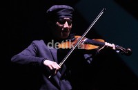 Violis, Henry Lamiri mengiringi lagu Kala Sang Surya Tenggelam dan Galih dan Ratna. Gus Mun/detikcom.