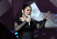 Vina Panduwinata membawakan lagu  Simponi Cinta dan Cinta. Gus Mun/detikcom.