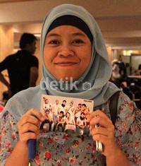 Seorang penggemar antre tiket sambil membawa stiker SuJu, Jumat (6/4/2012). Gus Mun/detikcom.
