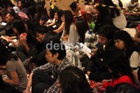 Para penggemar SuJu sudah memadati lokasi penjualan tiket sejak pagi tadi, meski pihak promotor baru akan membagikan nomor antrian pada Sabtu (7/4/2012) pukul 00.00 WIB. Gus Mun/detikcom.