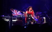 Kristen mengibarkan bendera Inggris.