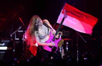 Konser yang dipromotori Blackrock Entertainment itu ditutup dengan lagu pamungkas Fear of the Dark dan Run to the Hills.