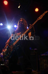 Wanda Ortiz alias Steph Harris (bassis), juga tak kalah enerjik meskipun tak terlalu berpenampilan seksi.