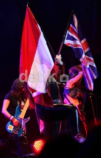 Ratusan penonton berpakaian serba hitam yang menamakan dirinya Troopers Indonesia, berteriak lanatang sang vokalis meneriakan koor lagu The Trooper. Di lagu tersebut, Kristen beraksi mengibarkan bendera Inggris dan Indonesia secara bersamaan.