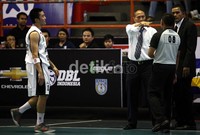Pelatih melakukan protes terhadap wasit saat pertandingan.