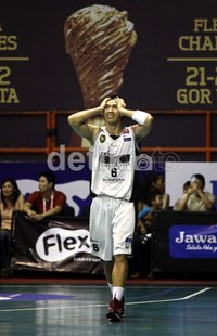 Ekspresi pemain Muba Hantuang setelah gagal memasukkan bola. Dalam pertandingan tersebut, tim basket Muba Hangtuah akhirnya harus menerima kekalahan.