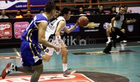 Muba Hangtuah berusaha melewati dua pemain Satria Muda yang mengawalnya.