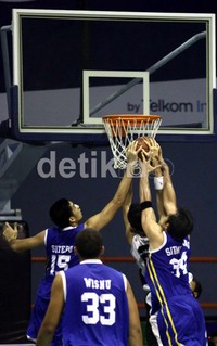 Pertandingan seru tersebut berlangsung sangat menegangkan.