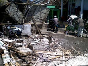 Belasan Rumah Nelayan Muncar Rusak Diterjang Ombak Ganas