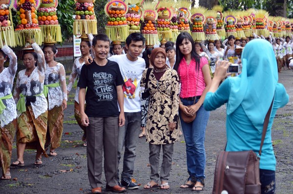 Tradisi Mapeed, Iring-iringan Unik Membawa Sesajen Khas Bali