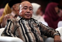 Latief pun mencat rambutnya berwarna coklat menyesuaikan warna kemeja yang ia gunakan.