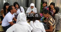 Menjelang Ujian Nasional siswa kelas 3 terpaksa belajar di trotoar pinggir jalan depan sekolah di Jl Tentara Pelajar karena meja kursi dipindahkan sekelompok orang.