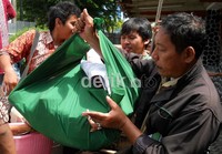 Pamong guru bersama siswa mengangkuti berbagai barang yang bisa diselamatkan.