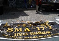 Papan nama sekolah dari tembok beton juga dirusak dan dirobohkan saat sekolah libur Paskah oleh sekelompok orang.