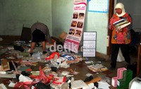 Pamong guru mengemasi dan menyelamatkan berbagai dokumen yang berada di ruang kepala sekolah.