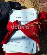 Dokumen-dokumen untuk latihan siswa menjelang ujian nasional yang berhasil diselamatkan.