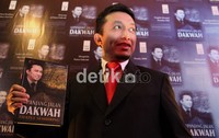 Tifatul Sembiring memperlihatkan cover buku biografinya saat peluncuran di Jakarta.