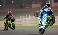 Yonny Hernandez beraksi di atas motornya. Dia merupakan salah satu pembalap yang memperkuat tim CRT. (Jalu Pamuncar)