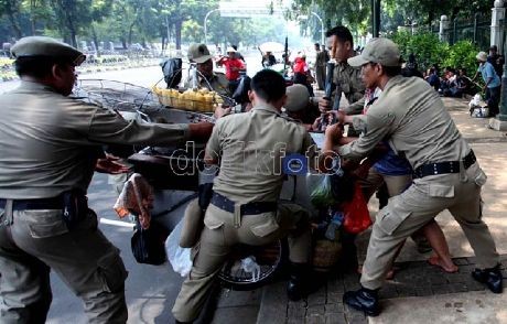 Jokowi: Tidak Akan Ada Satpol PP Gebukin PKL!