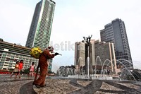 Dalam aksinya, aktivis Greenpeace yang mengenakan kostum harimau berjalan mengitari Bundaran HI, Jakarta.