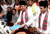 Hendardji-Riza menyerahkan kelengkapan berkas suara dukungan kepada Ketua Pokja Pencalonan KPU DKI, Jamaluddin F Hasyim.