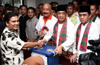 Hendardji-Riza berjabat tangan dengan Ketua Pokja Pencalonan KPU DKI Jamaluddin F Hasyim, seusai menyerahkan kelengkapan berkas suara dukungan.