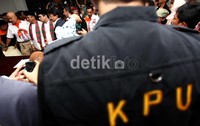 30-an pendukung turut mengantar Hendardji-Riza menyerahkan kelengkapan berkas suara dukungan.