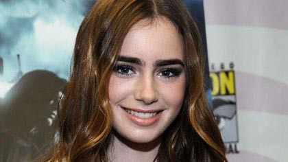 Lebih Terkenal dari Phil Collins, Lily Collins Merasa Aneh