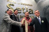 President & CEO SP Setia BHD Group Tan Sri Liew Kee Sin didampingi Sekjen International Real Estate Federation Asia Pacific Rusmin Lawin, Deputi Dubes Malaysia untuk Indonesia Syed Mohd. Hasrin, dan Perwakilan dari Kementerian Perumahan Rakyat Jariel Komanjas saat meresmikan kantor perwakilan SP Setia BHD Group di Jakarta. (Febry).