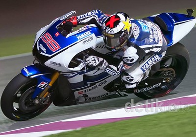 Kalahkan Stoner, Lorenzo Start Terdepan