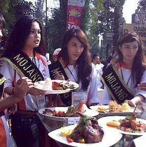 Puluhan Koki Masak Daging Kelinci di CFD Dago