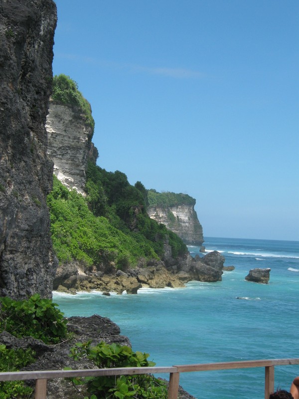 Pemandangan Dahsyat dari  Atas  Tebing Pantai  Blue Point Bali