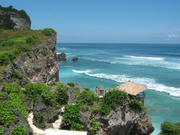  Pemandangan  Dahsyat dari Atas Tebing  Pantai Blue Point Bali