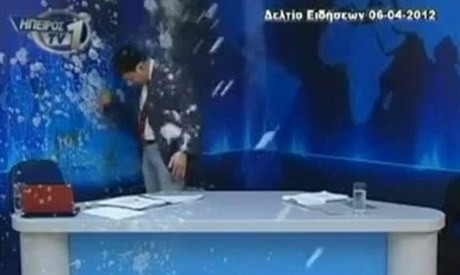 Penyiar Berita Dilempari Telur & Yoghurt Saat Siaran Langsung